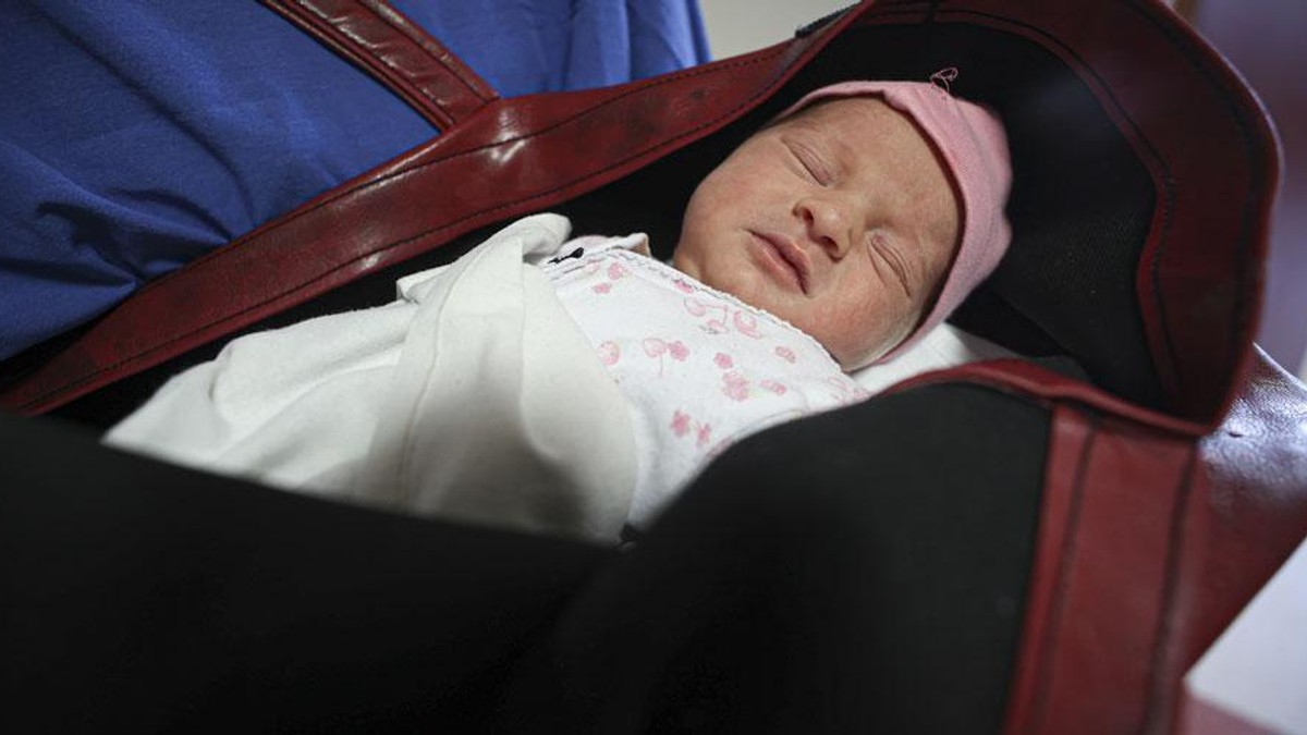 mucize bebek anne karninda kalp ameliyati oldu