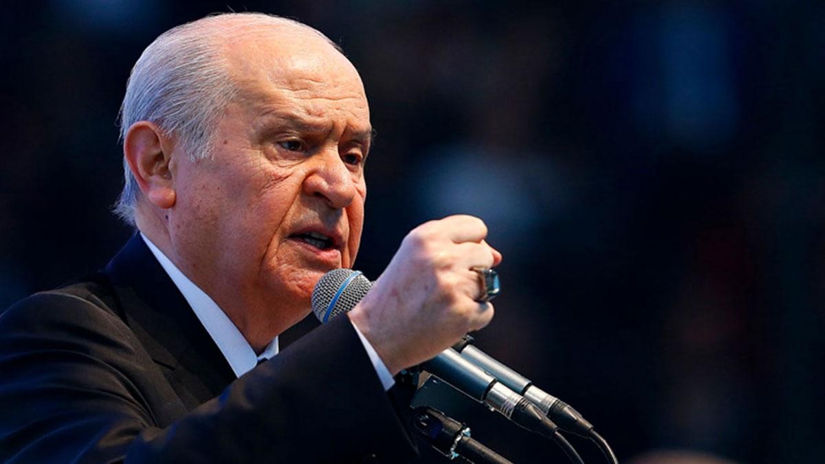 devlet bahceli den cok sert aciklama imzasi bulunan amirallerin rutbeleri sokulmeli