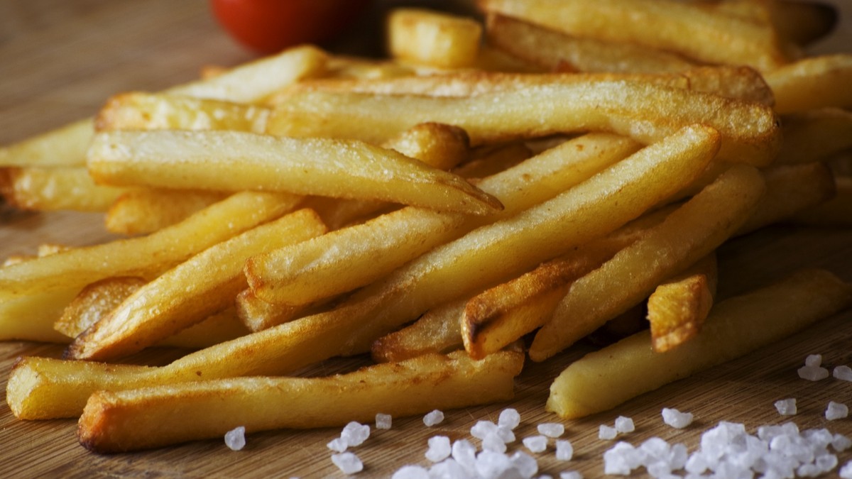 Cips gibi çıtırdayan patatesler pişirmek aslında bu kadar basit! Patates kızartmasını çıtırdatıyor