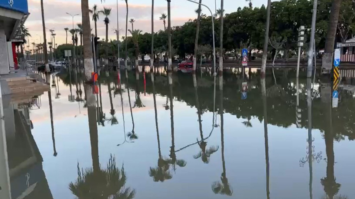 Lodosun vurduğu deprem kenti Hatay'da tahliye mesaisi: Caddelere dolan su çekiliyor