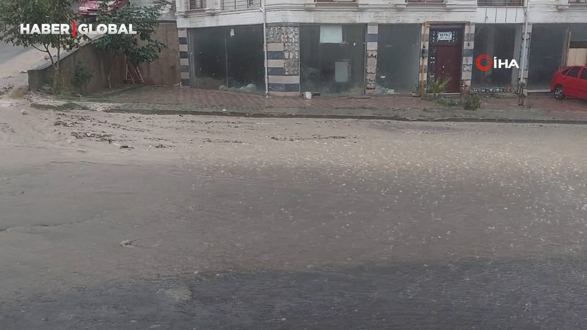 Tekirdağ'da şiddetli yağış: Sokaklar dere gibi aktı!