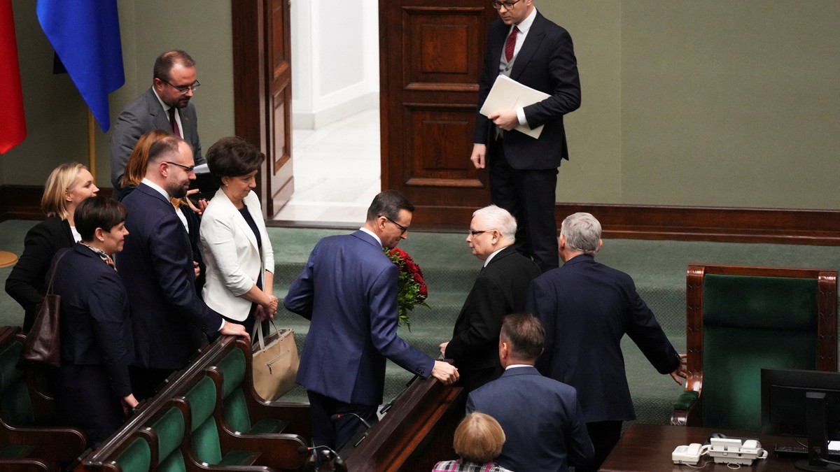 Polonya'da hükümet düştü: Başbakan Morawiecki, güven oylamasını kaybetti