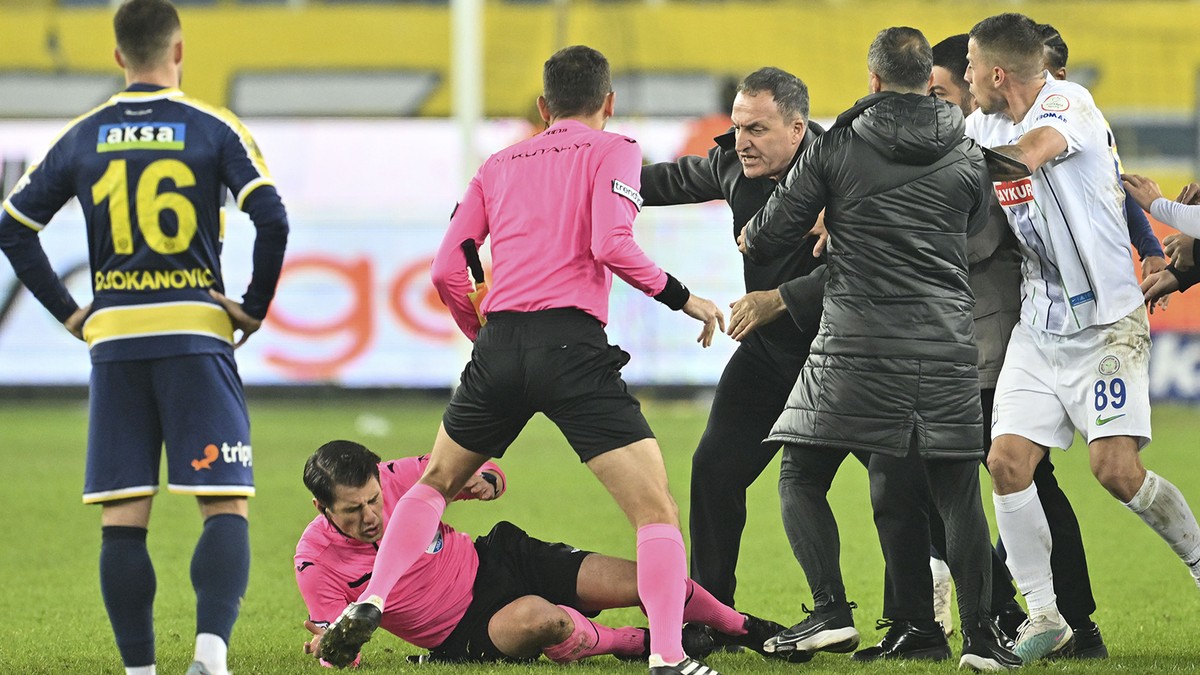 Süper Lig'de hakeme yumruklu saldırı