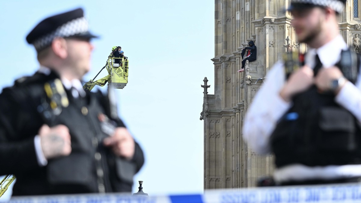 Big Ben'de  Filistin bayrağıyla 16 saatlik eylem!