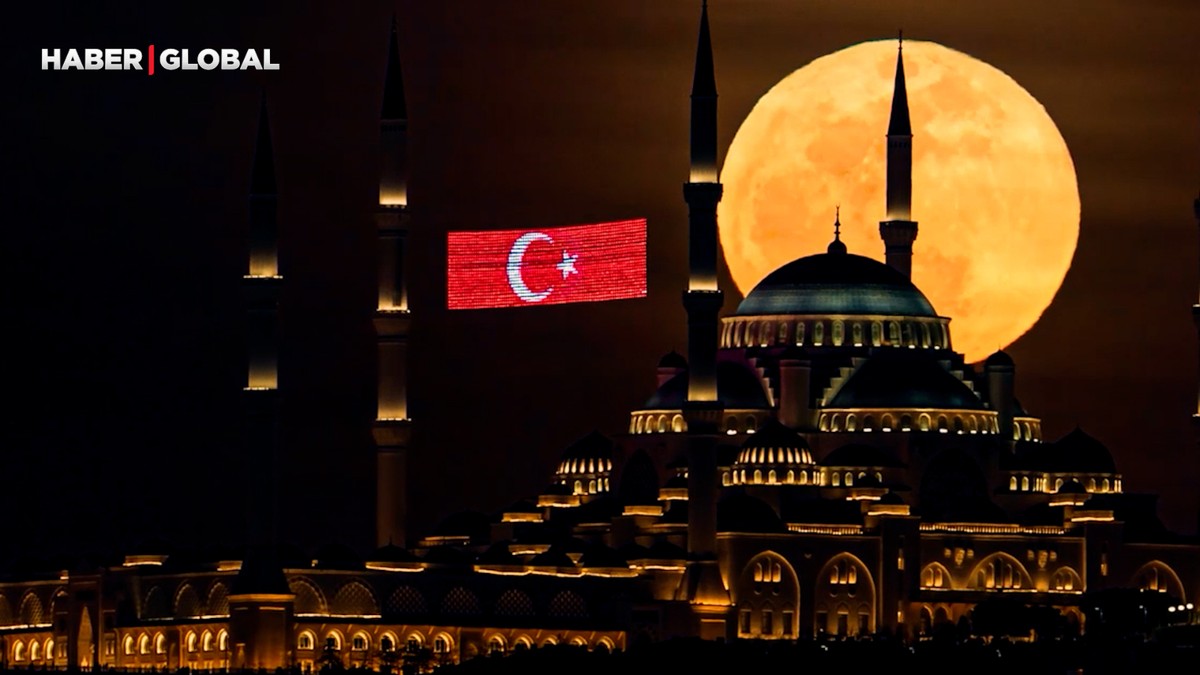 İstanbul'da Dolunayın doğuşu büyüledi!