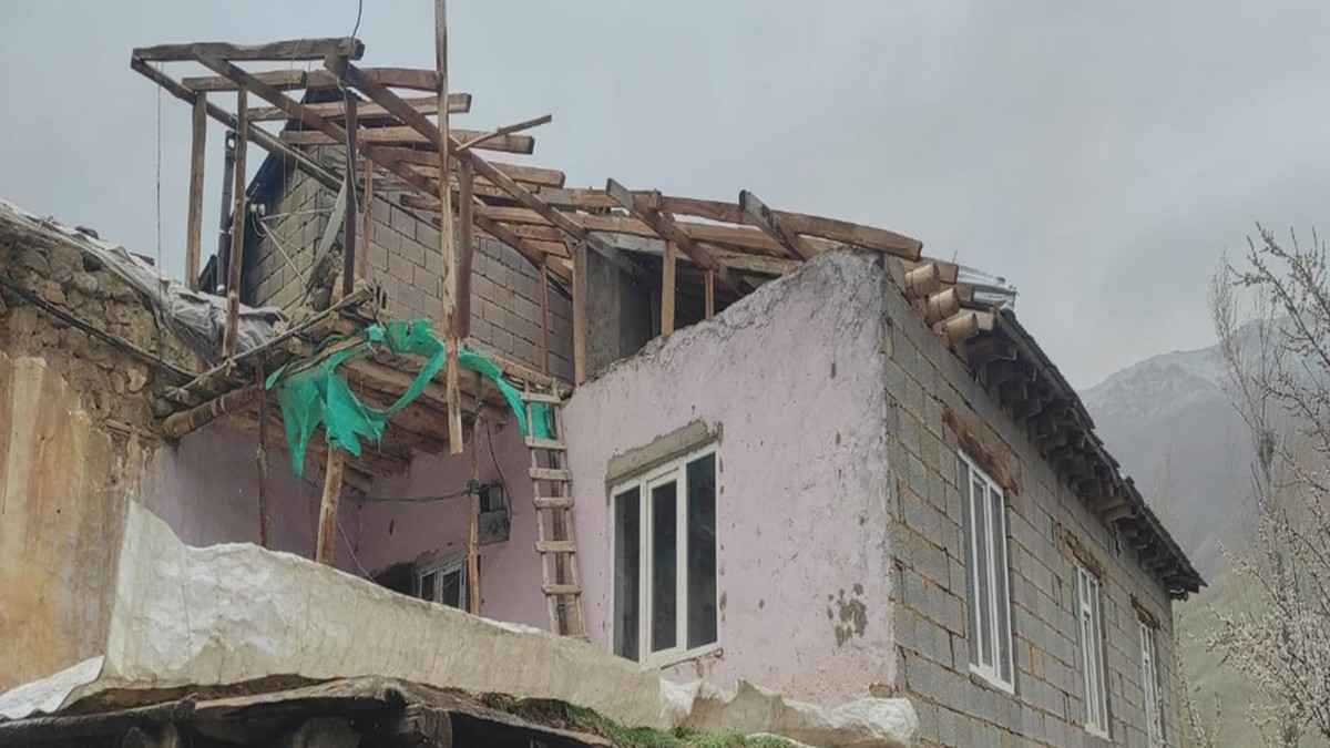 Fırtına önüne geleni yıktı geçti! Onlarca evin çatısı uçtu, ağaçlar devrildi