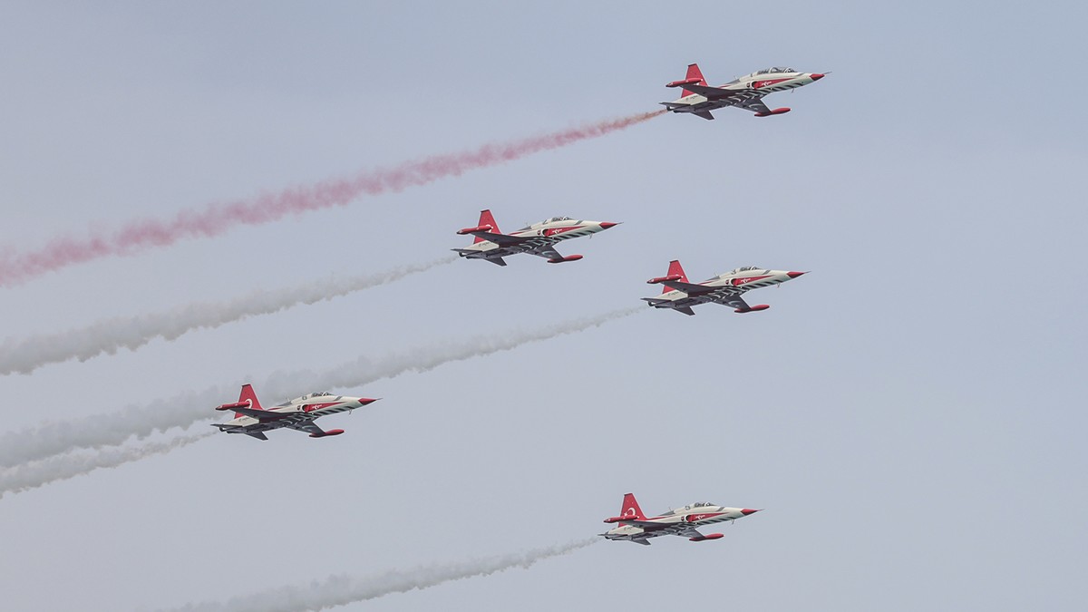 Türk Yıldızları'ndan Antalya semalarında 23 Nisan provası