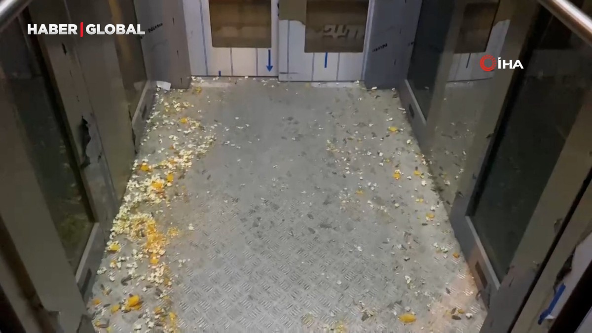 Etimesgut'ta üst geçit asansöründeki çöplere vatandaştan tepki