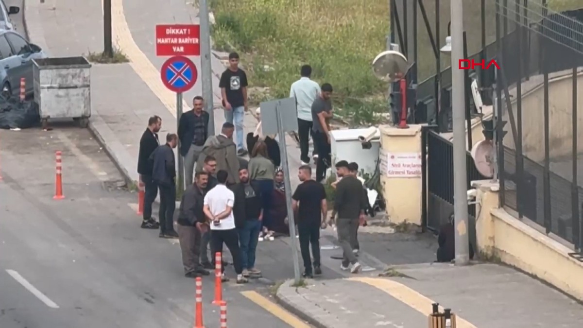 Adliye önünde tekmeli yumruklu kavga!