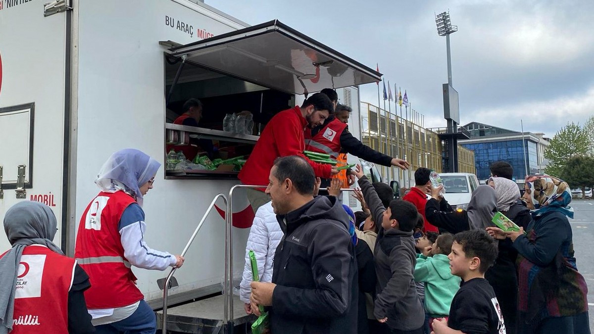 Kızılay'dan toplanma alanlarındaki İstanbullulara beslenme desteği