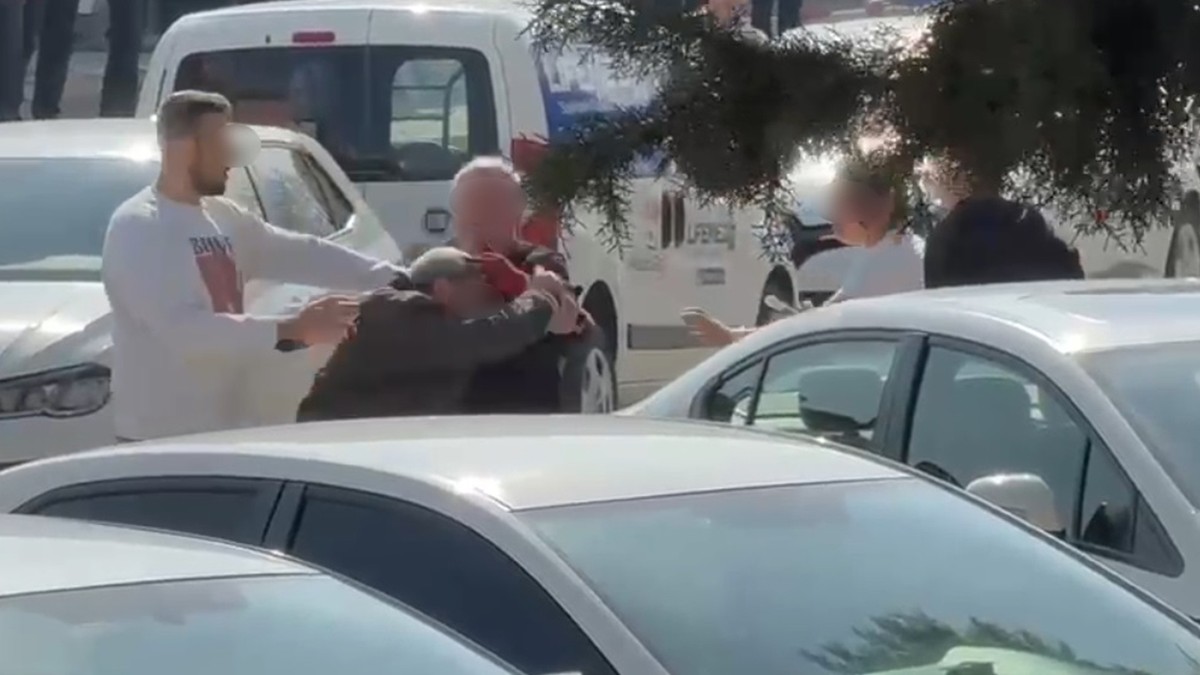Sokak ortasında yumruklar havada uçuştu