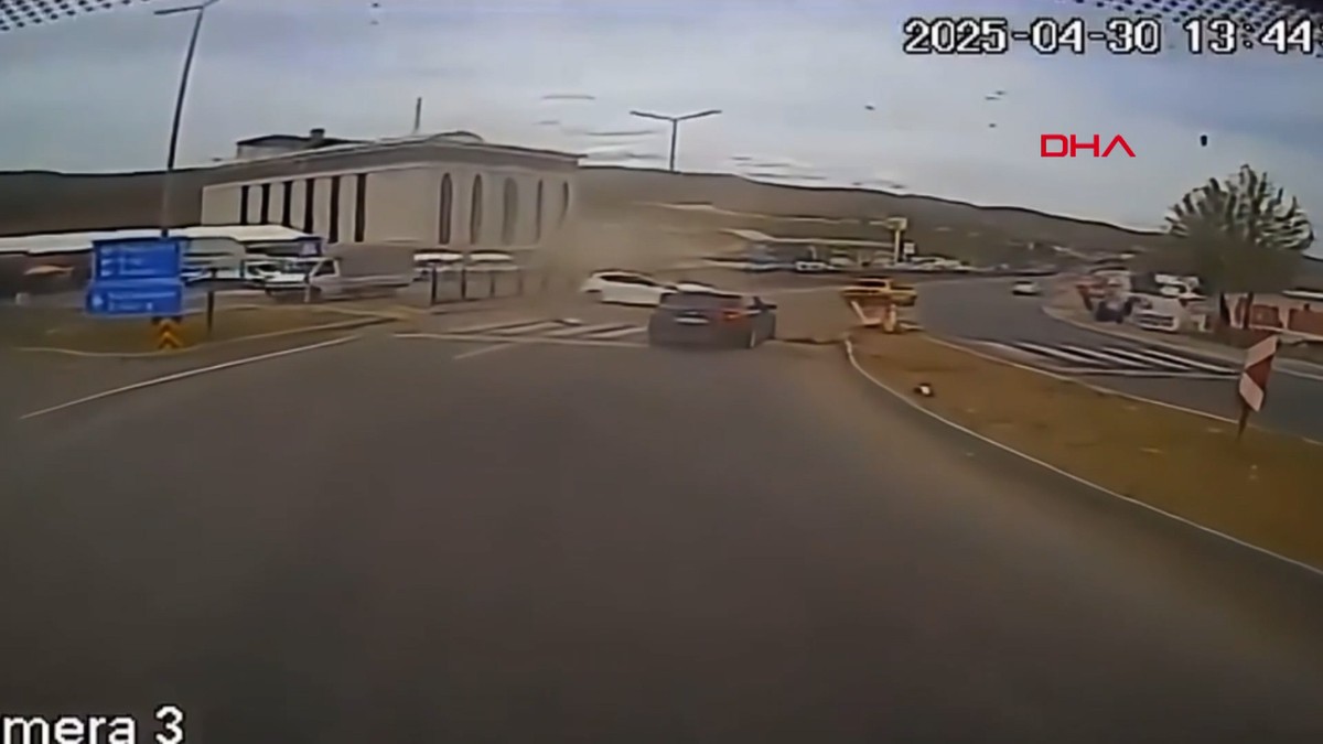 Otomobilin refüje çarptığı kaza kamerada