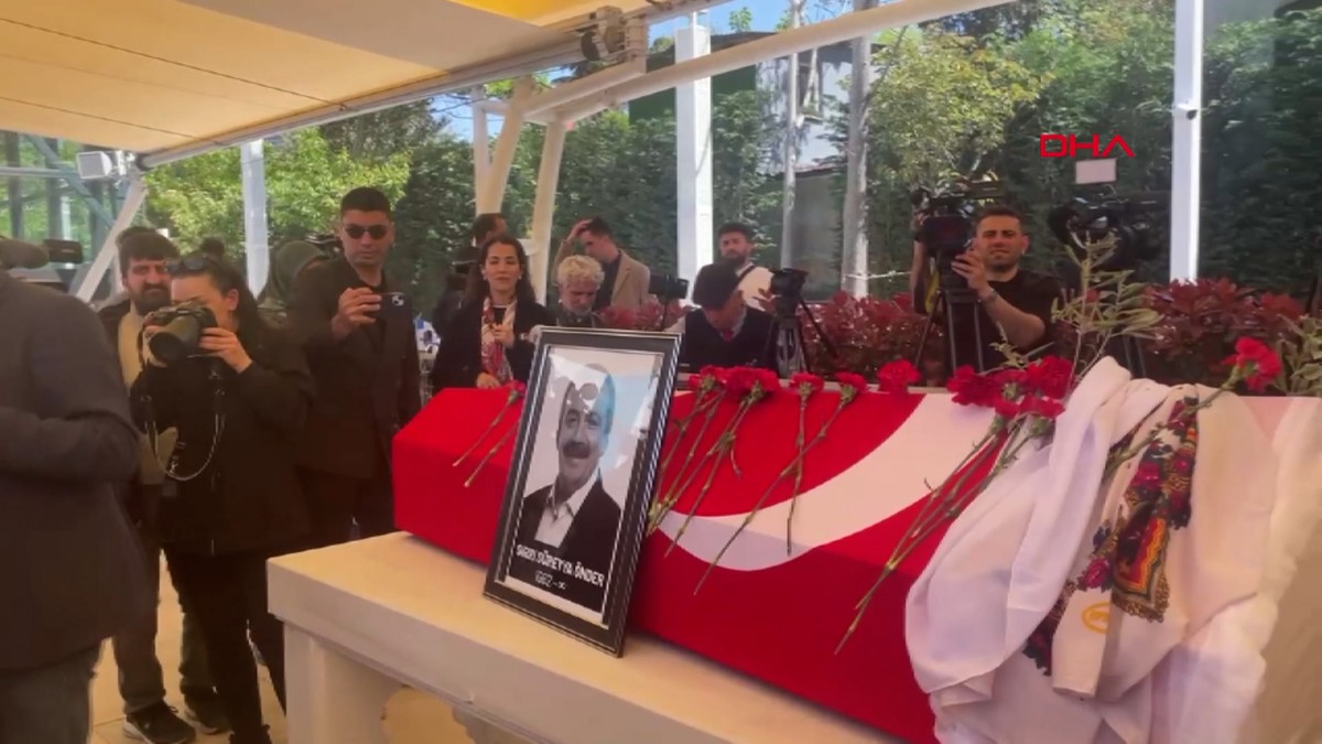 Sırrı Süreyya Önder'in cenazesine vatandaşlarla siyaset ve sanat camiasından yoğun katılım