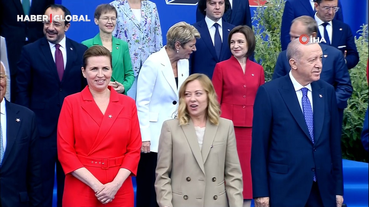 Cumhurbaşkanı Erdoğan, Avrupa Siyasi Topluluğu Zirvesinde aile fotoğrafına katıldı