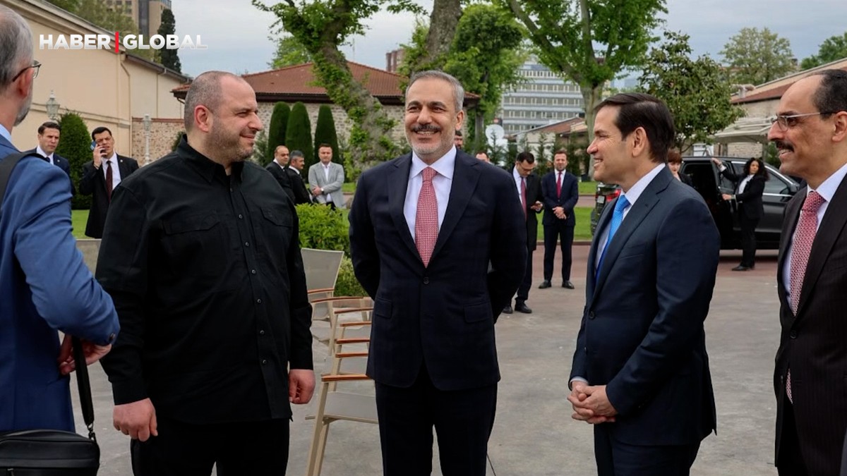 İstanbul'daki barış müzakeresi fotoğraf karelerine yansıdı