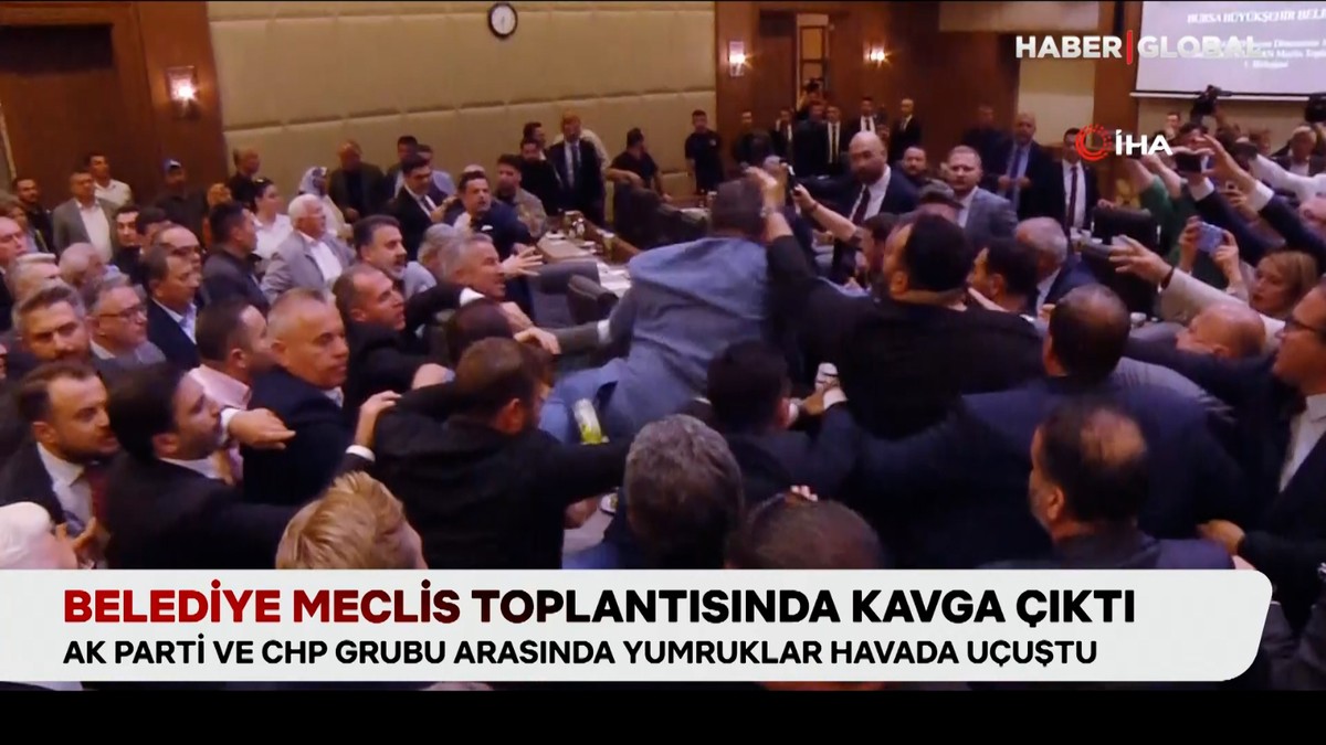 Belediye meclis toplantısında kavga çıktı