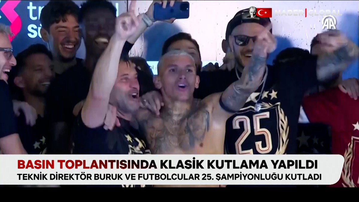 Basın toplantısında klasikleşen kutlama