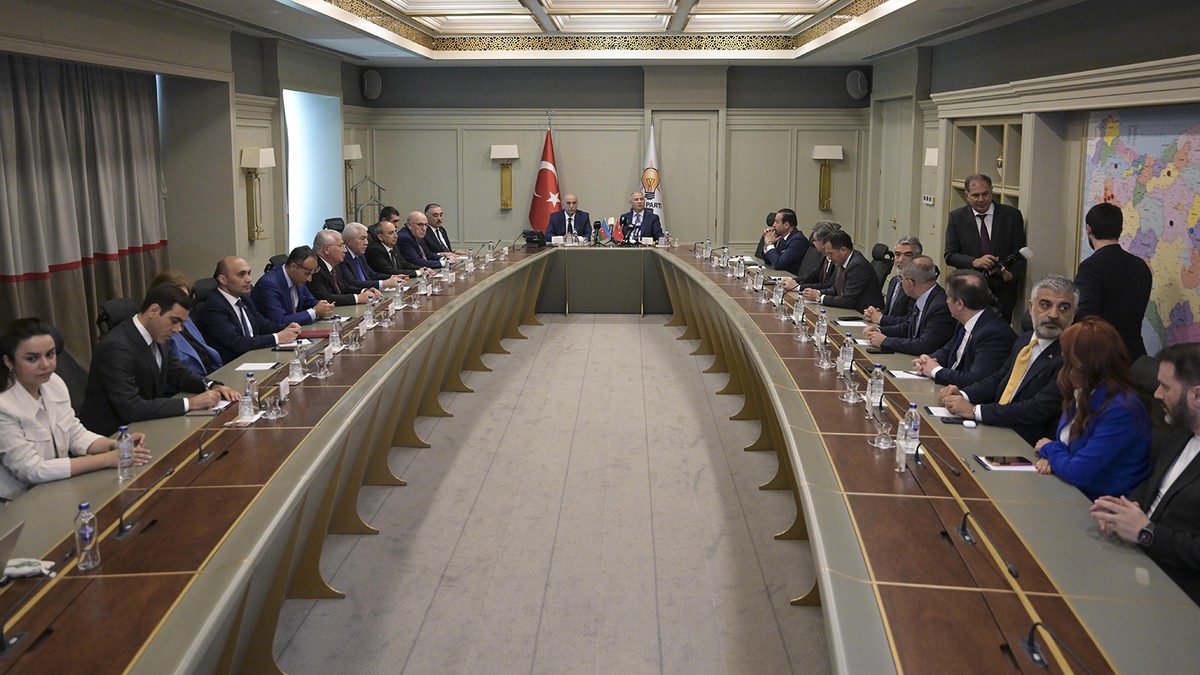 Azerbaycan heyetinden AK Parti'ye ziyaret
