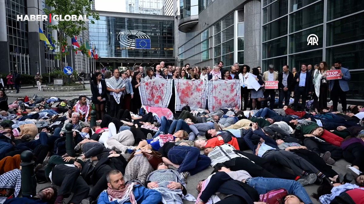 AP önünde yere uzanan aktivistler, İsrail'in Gazze'deki soykırımını protesto etti
