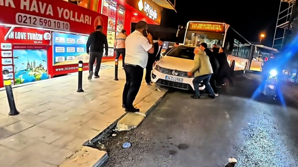 Hatalı park eden aracı vatandaşlar elleriyle kaldırdı