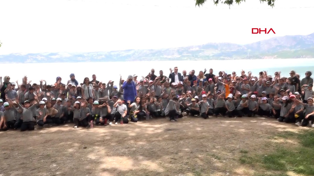 Eğirdir Gölü'nde öğrencilerden kıyı temizliği