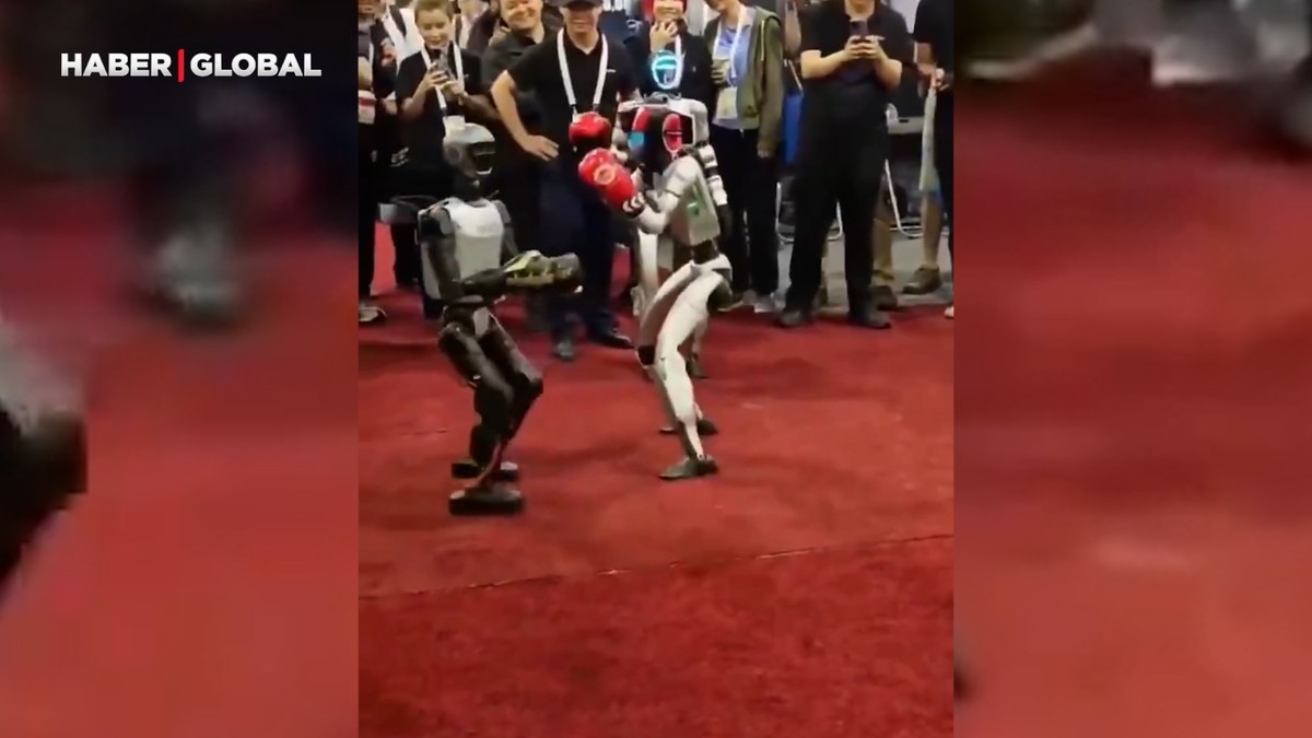 Çin'de insansı robotlar dövüştürüldü