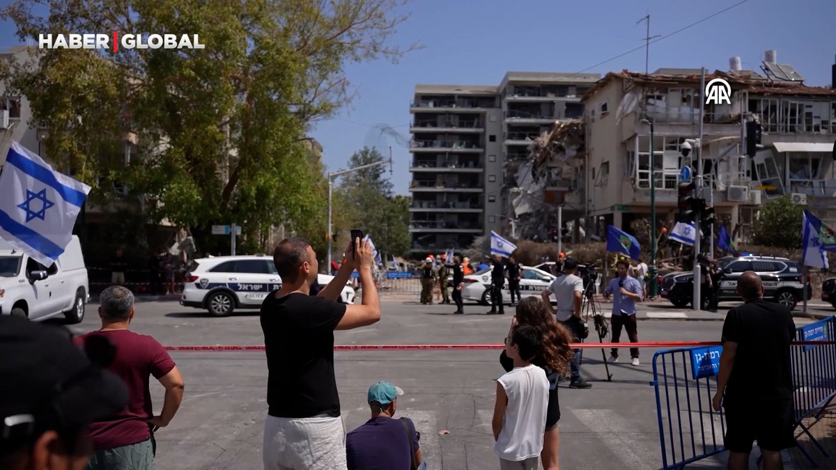 İsrail'e yönelik füze saldırılarında Ramat Gan bölgesindeki binalarda ağır hasar oluştu