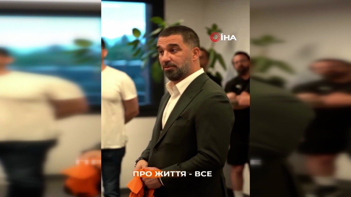 Arda Turan, yeni takımı Shakhtar Donetsk'te futbolcularla tanıştı