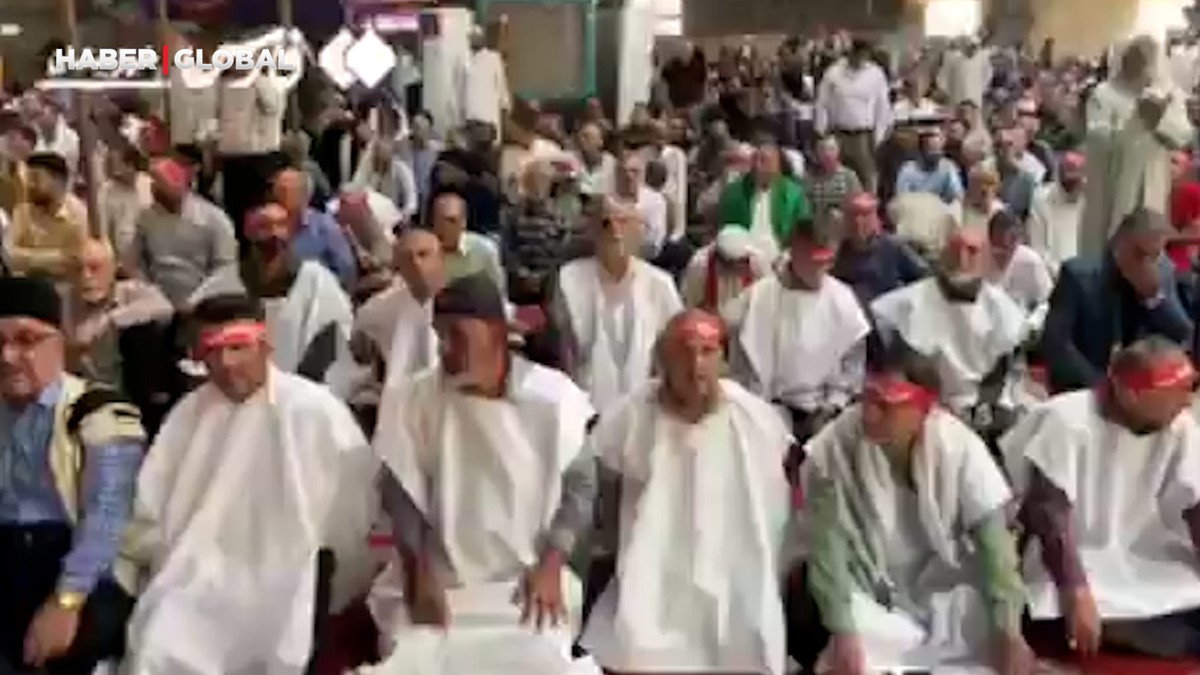 İranlılar cuma namazını kefenle kıldı