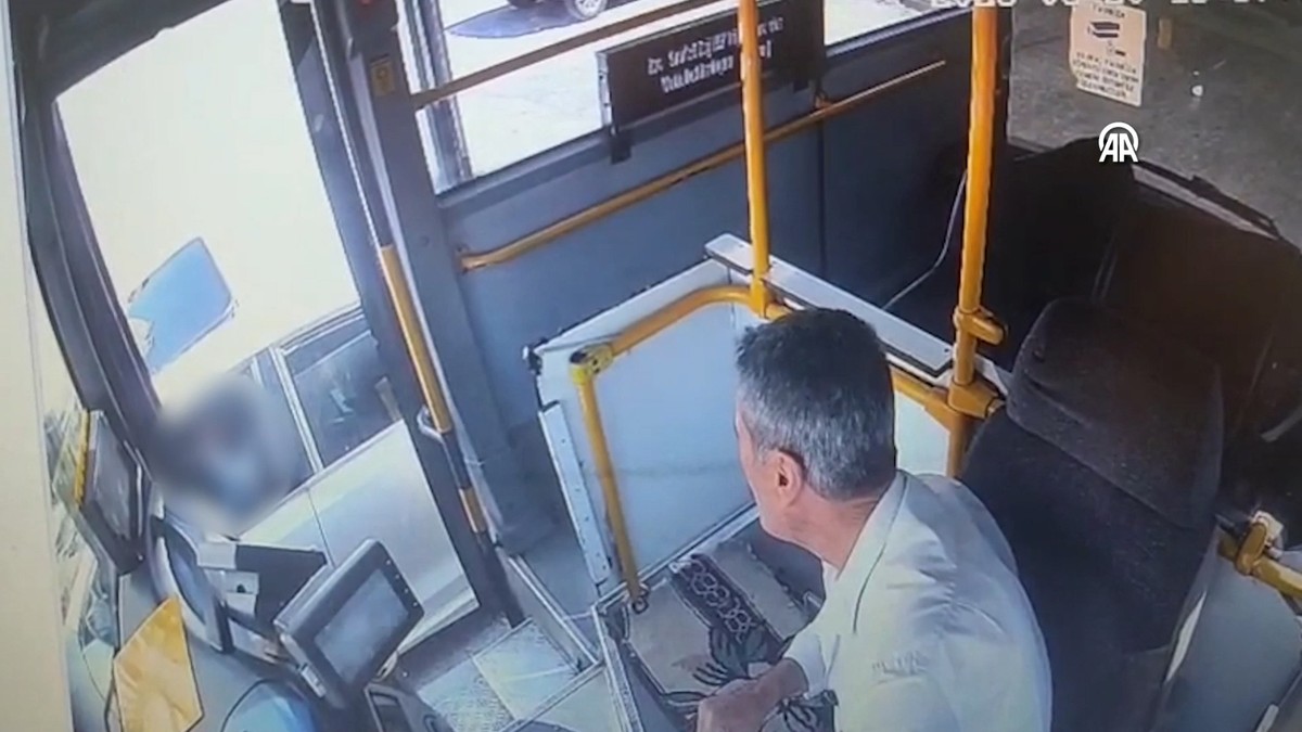 Halk otobüsü şoförüyle yol verme kavgası!