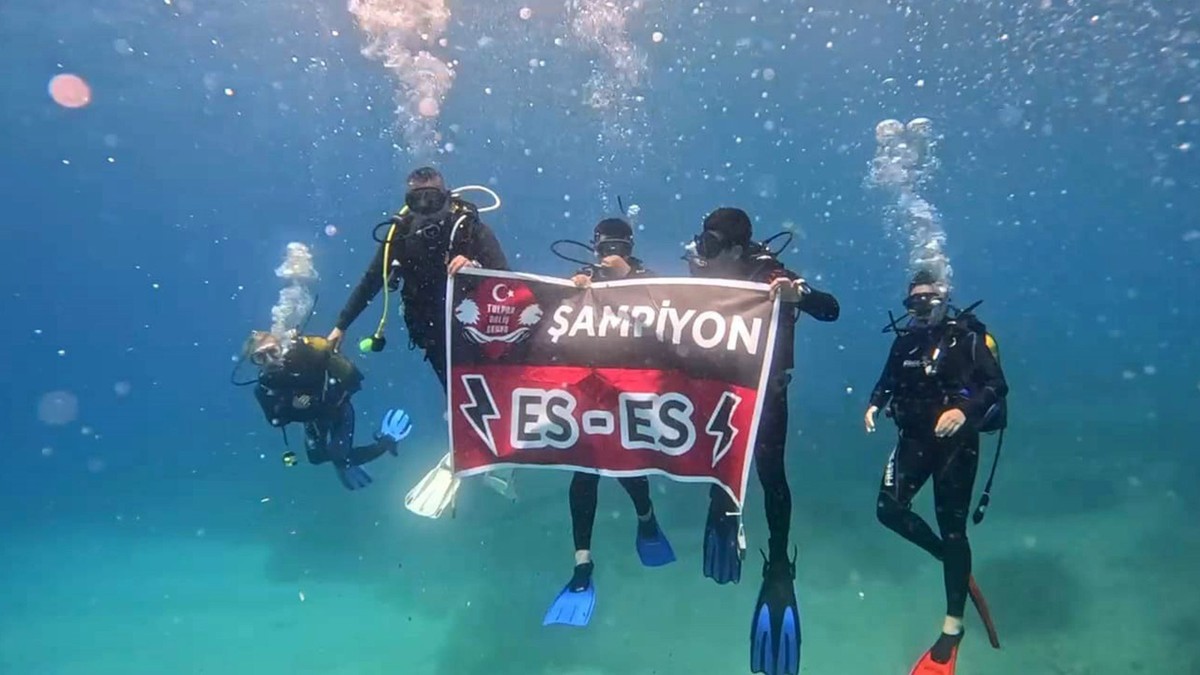 Eskişehirspor’un şampiyonluğunu denizin 26 metre altında kutladılar