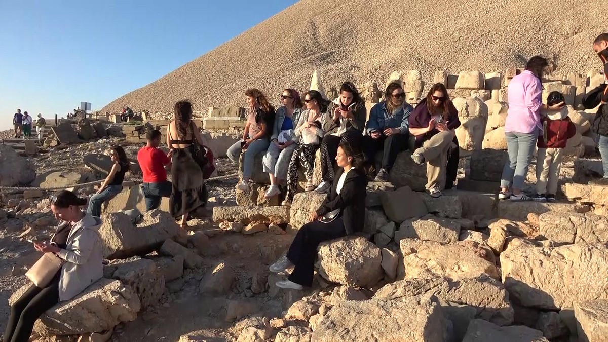 Nemrut Dağı’nda hafta sonu turist yoğunluğu