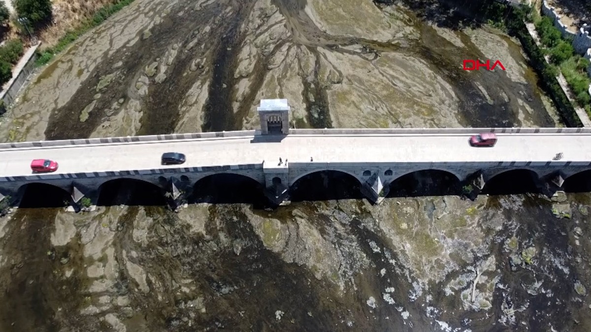 Tunca Nehri kuruyor; kum adacıkları ortaya çıktı