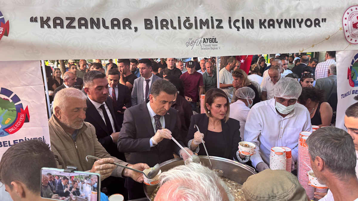 Tunceli’de valilik ve belediyeden aşure ile lokma ikramı