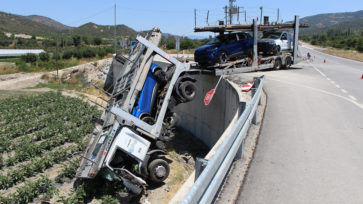 Amasya'da çarpışan tır ile kamyonet tarlaya uçtu