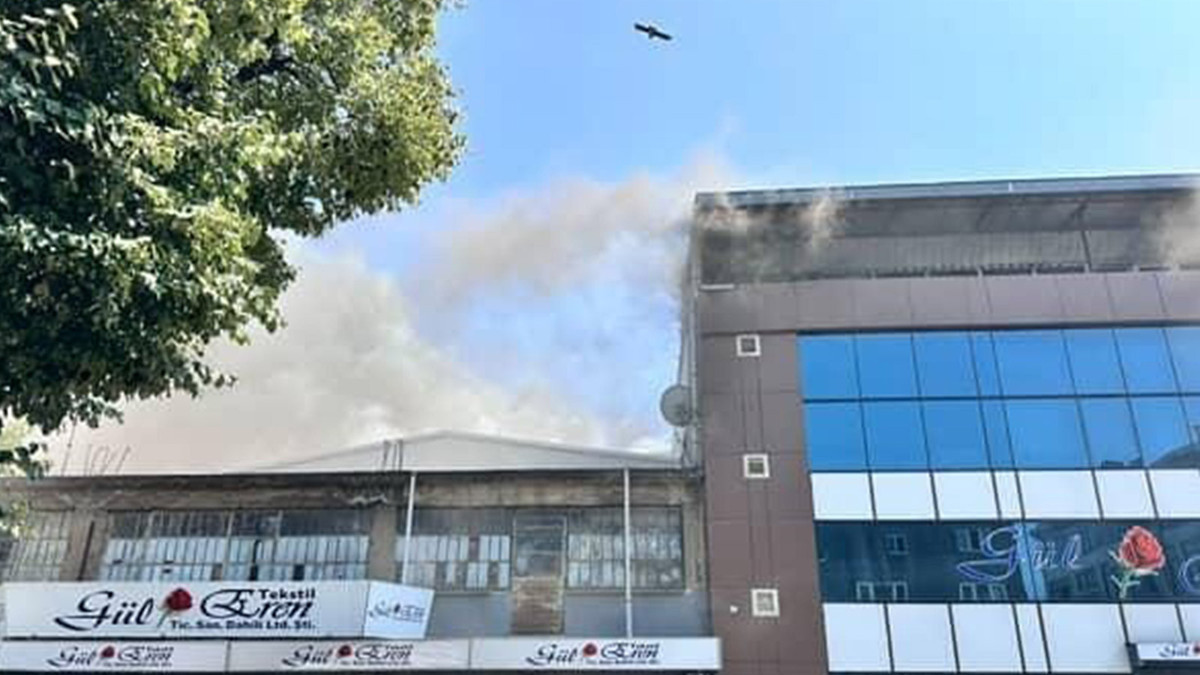 Bursa'da tekstil atölyesinin çatı katında yangın