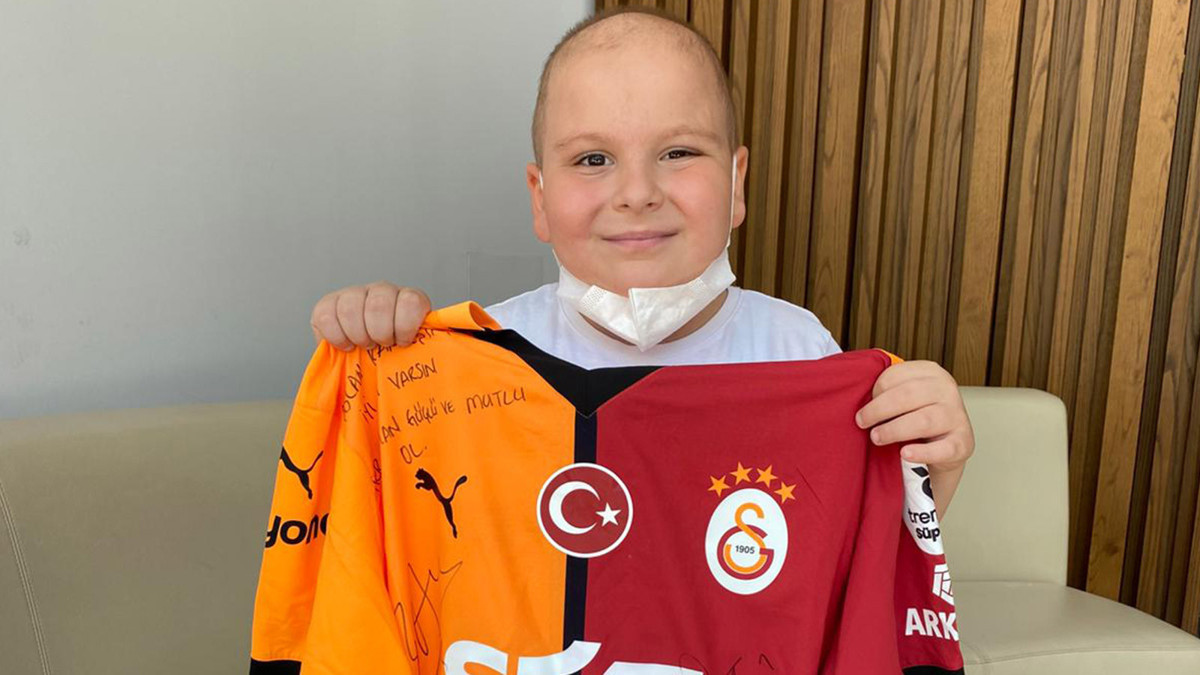 Barış Alper Yılmaz’dan kanser hastası çocuğa sürpriz