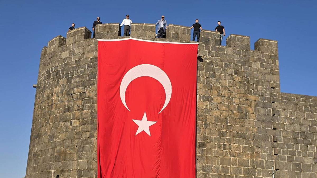 Diyarbakır'da surlar Türk Bayrağı ile donatıldı