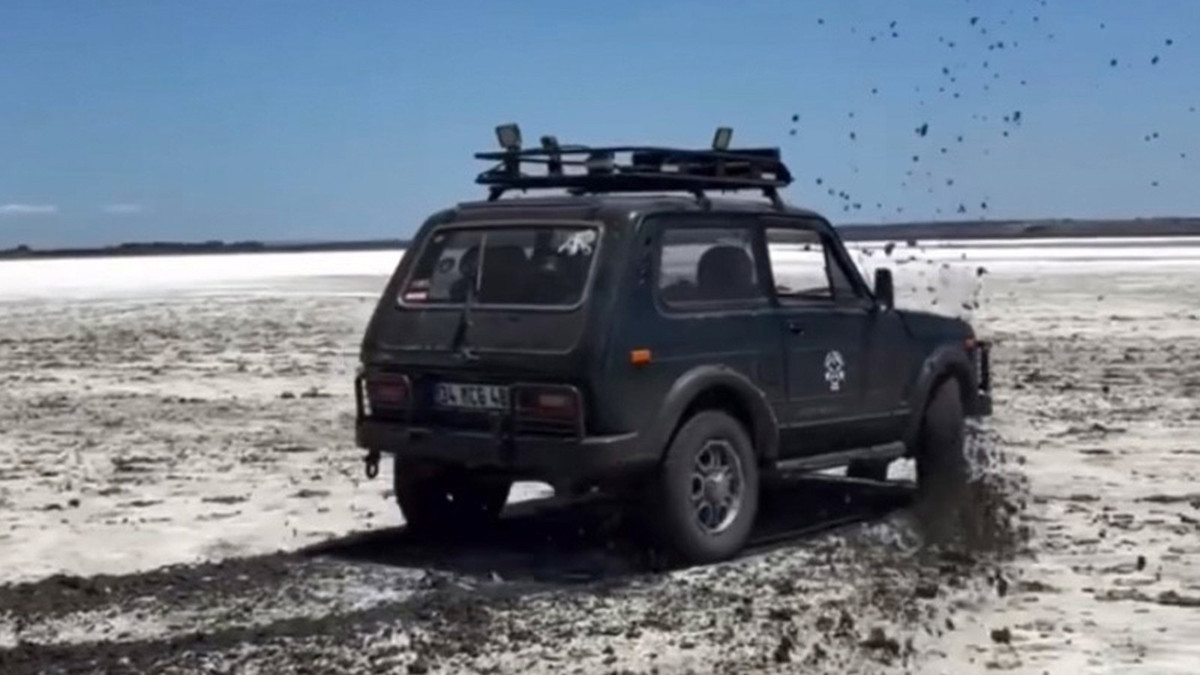 Gökçeada'da tuz gölünde arazi aracıyla drift