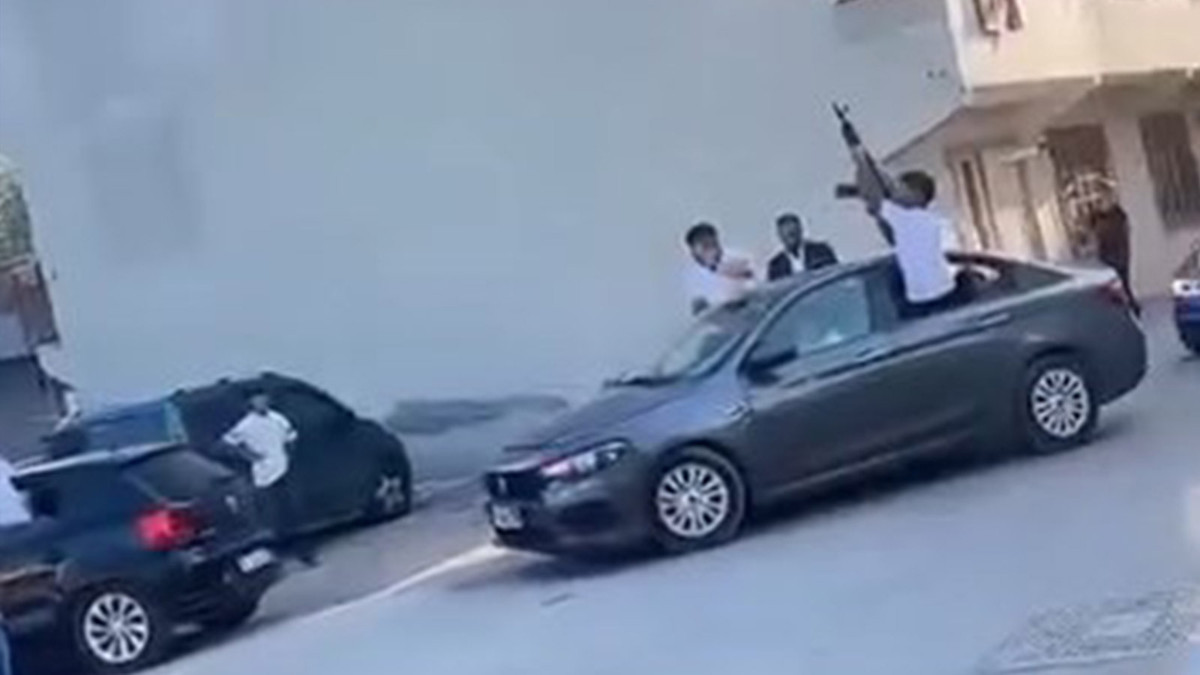 Düğünde uzun namlulu silahlarla tehlikeli kutlama