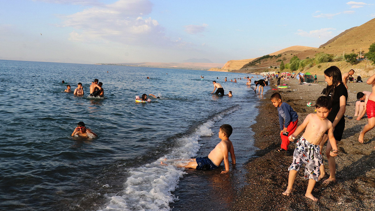 Sıcaktan bunalan vatandaşlardan Van Gölü'ne akın