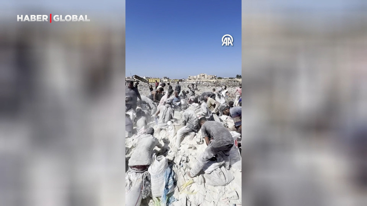 Gazze'de kıtlık derinleşiyor: Filistinliler yere saçılan unları böyle topladı