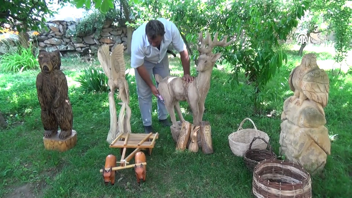 Kuruyan ağaçları sanat eserine dönüştürüyor