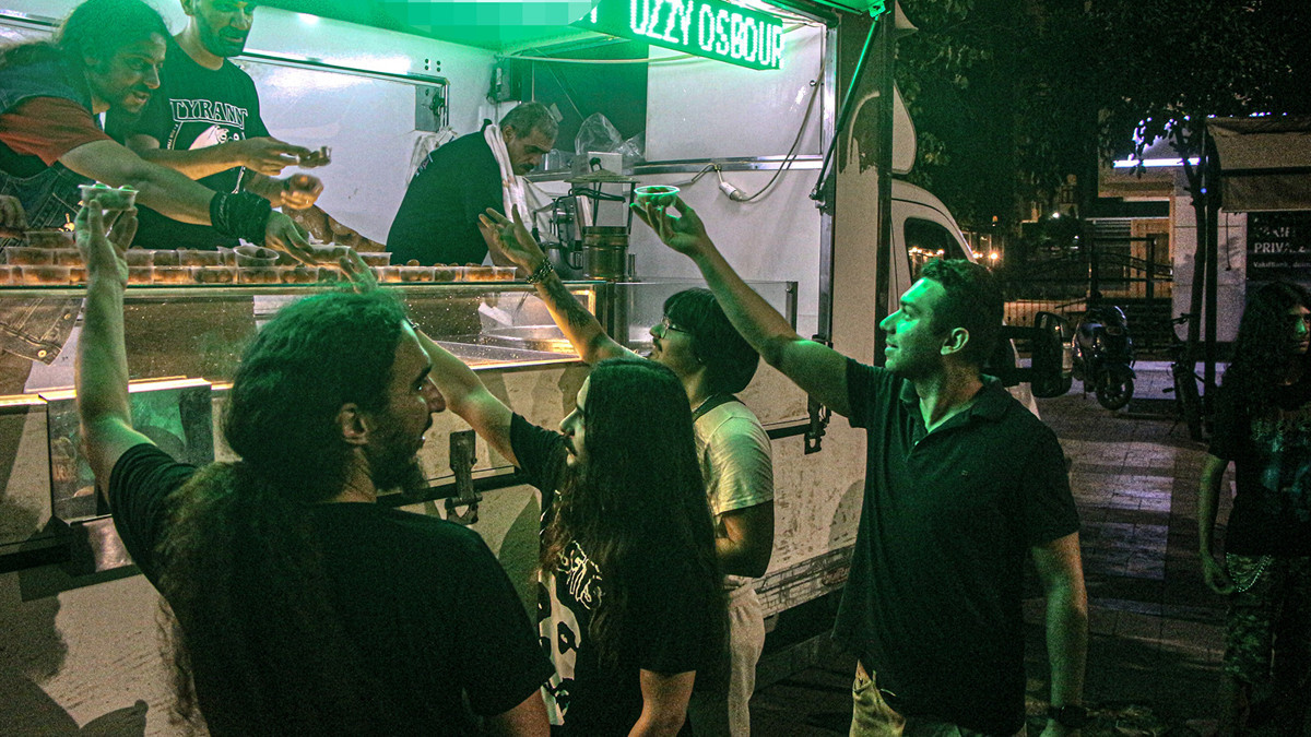 İngiliz şarkıcı ‘Ozzy’ anısına Adana'da lokma dökümü