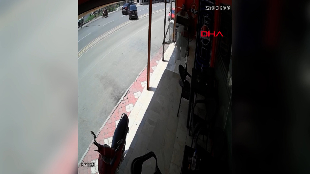 Osmaniye’de iki otomobilin çarpıştığı trafik kazası kamerada