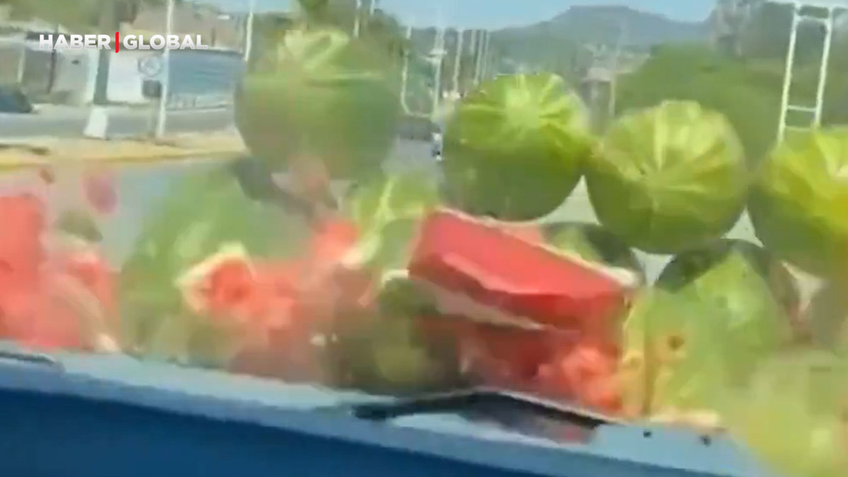 Karpuz tezgahına daldılar, “canımız sıkıldı” diyerek paylaştılar