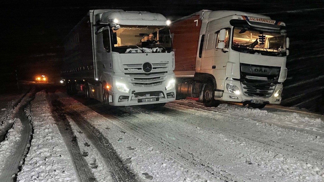 Ardahan'da kar ve tipi ulaşımı olumsuz etkiledi