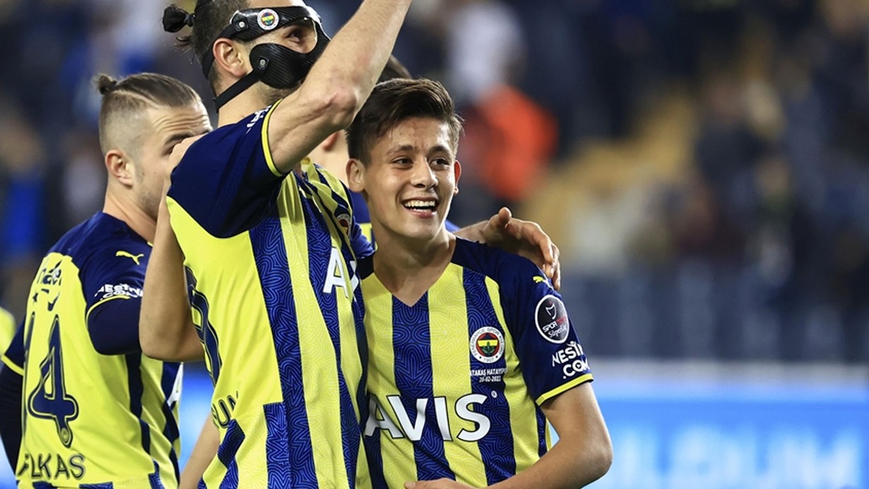 Fenerbahçe Arda Güler'e yeni sözleşmeyi imzalattı