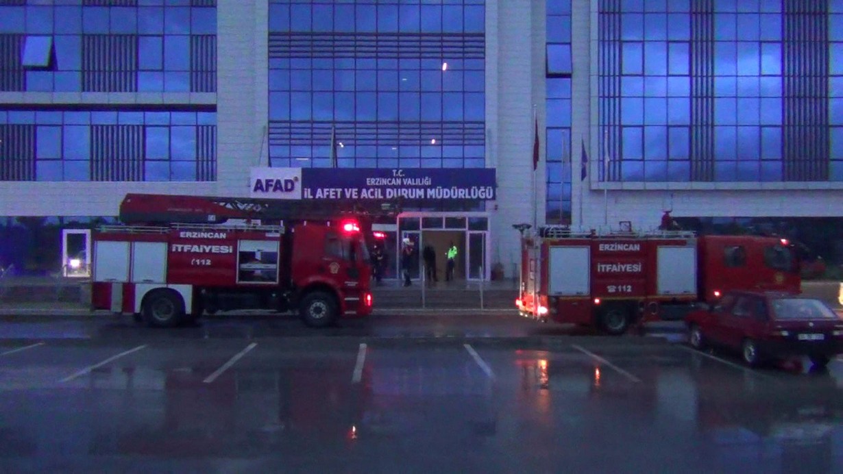 Erzincan'da panik anları: AFAD binasına yıldırım düştü