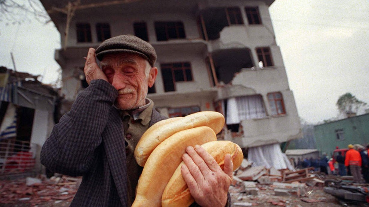 Gölcük depreminde hafızalara kazınan o karenin foto muhabiri Hatay'da kaybolan akrabalarını arıyor